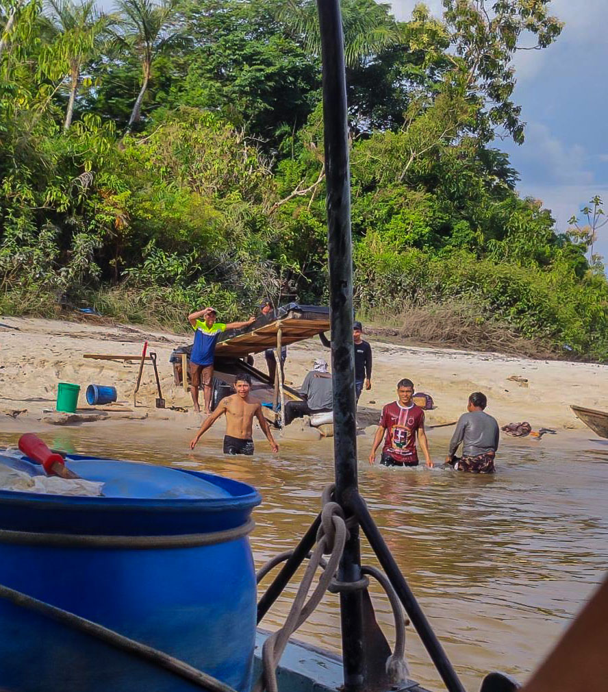 Minería en la playa del río